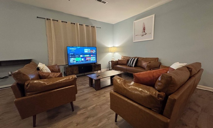 Pineville House | 3-bedroom townhouse - Max 8 guests