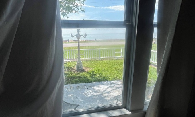 Long Mott House | 3-bedroom updated fishing cabin on the bay in Seadrift with WiFi & Central AC