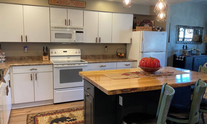 Seven Springs House | 3-bedroom vacation home ski back from the slopes located in Seven Springs Resort