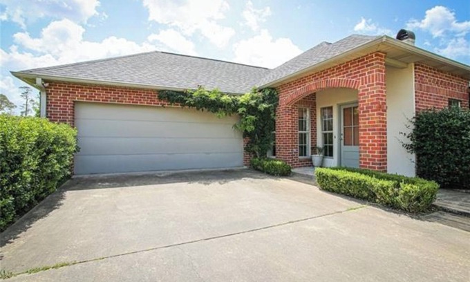 Lake Charles House | 3-bedroom vacation home steps to Prien Lake Park and 1.5 mile to Casinos.