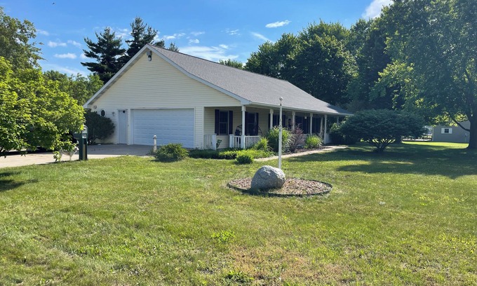 South Haven House | 3-bedroom vacation home just 7 minutes to Lake Michigan with hot tub