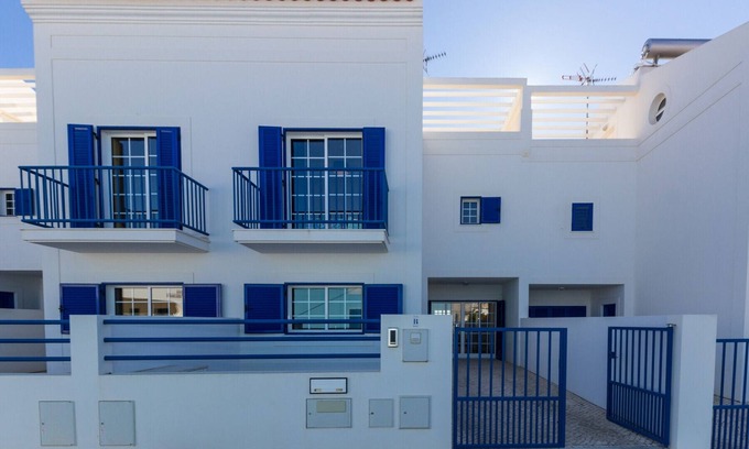 Manta Rota Ski Chalet | 3 bedroom villa on the 1st line of beach and Wi-Fi by AlgarveManta (8V3)