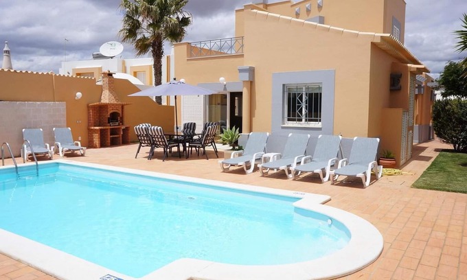 Castelo Villa | 3 bedroom Villa, quiet place very close to taxi stop in Galé , internet free