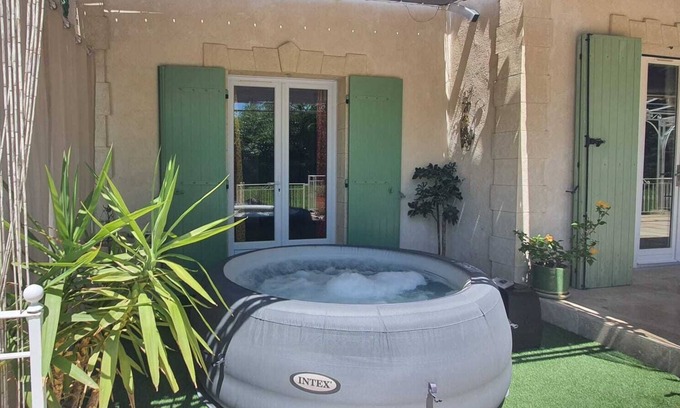 Menerbes Villa | 3-bedroom villa, sleeps 6 in the village of Eyguières near the Alpilles mountains