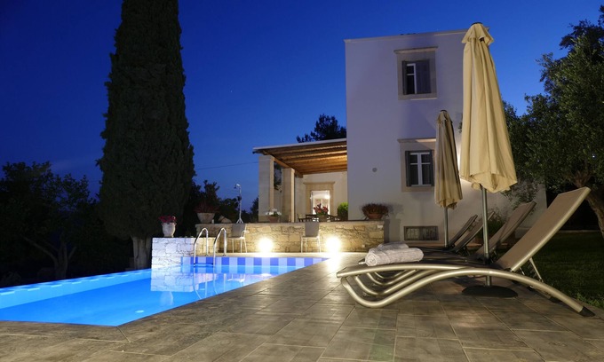 Vori Villa | 3 bedroom Villa with pool, veranda and private garden