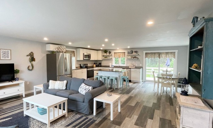 Owls Head House | 3 bedroom, walk to beach!