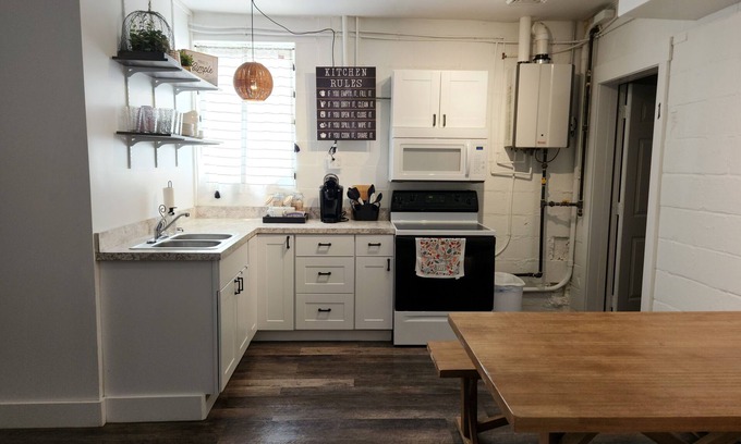 Mount Vernon Apartment | 3 bedroom! Wifi! Huge covered patio! Kitchen! Private parking!