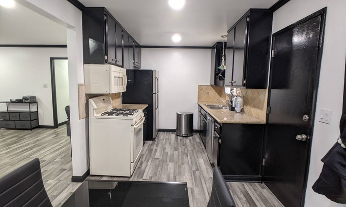 Downey House | 3 bedroom with 4 beds, 2 bathroom. Central to Los Angeles Metro Area, 7121