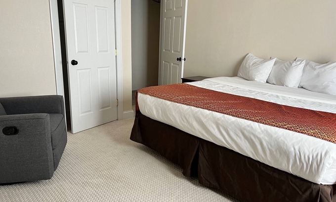 Watford City Apartment | 3 Bedroom with Jacuzzi and daily breakfast!