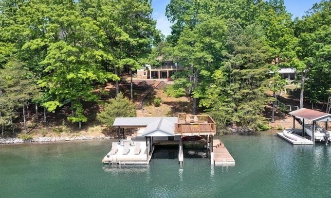 Huddleston House | 3 Bedrooms, 1 Flex Room, 3 Bathrooms! Great Dock! 2 Kayaks, Canoe & Paddleboard! Pet Friendly! Come