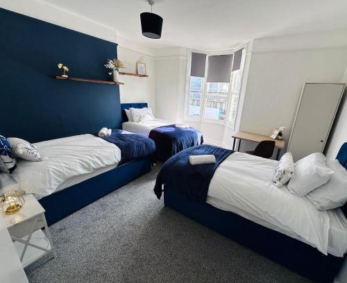 Brighton City Centre Apartment | 3 Bedrooms -5 minutes walk from Brighton Train Station - Contractors, Families, and Larger Groups - Sleeps 7