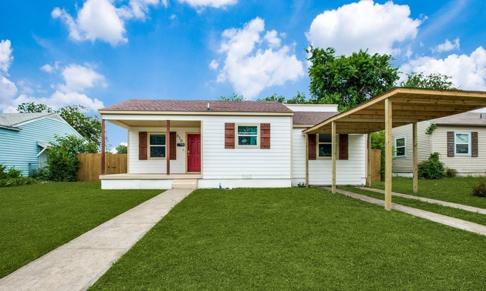 Oak Cliff House | 3 Bedrooms - 7 Miles to Downtown - Parking
