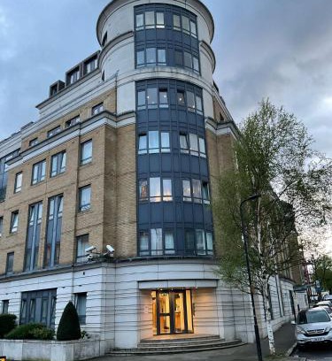 Maida Vale Apartment | 3 Bedrooms Apartment with security 24 hours