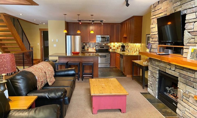 East Kootenay Condo | 3 Bedrooms with Loft & Den | Private Hot Tub
