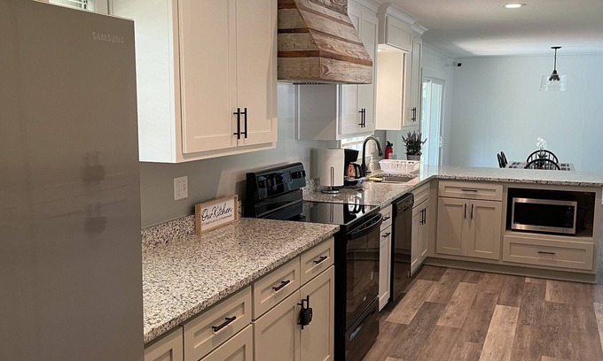 Lawrenceville House | ✓ 3 beds ✓ 2 bath ✓ MAX 6 ✓ 5 min to highway ✓ 20 min to Mall of GA ✓