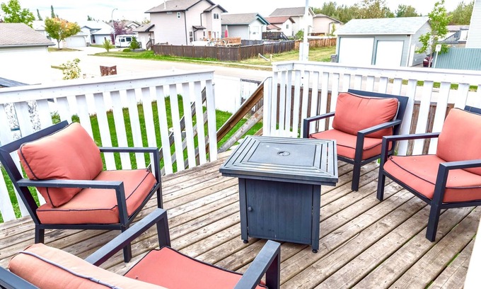 Grande Prairie House | 3 beds Private Cozy Patio + 4 mins Drive to restaurants, Starbucks