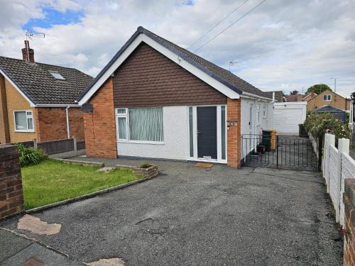 Rhyd-y-foel House | 3-Beds Sleeps 6 Walking distance to Castle & Town