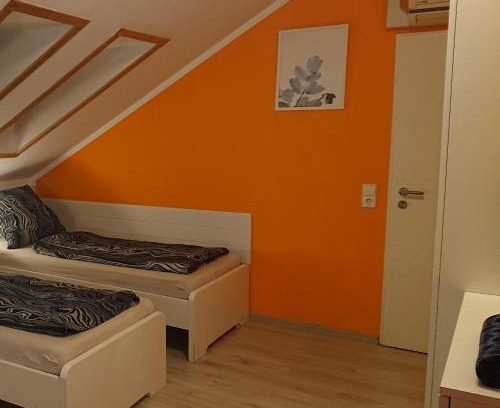 Oberlungwitz House | 3-Bettzimmer mit Gemeinschaftsküche und je 2 Duschräumen und 2 Toiletten