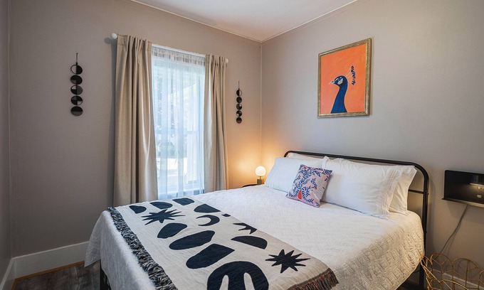 Ferndale House | 3 BLK walk to funky DT Ferndale 20 min drive to DT Detroit Hip Historic Home