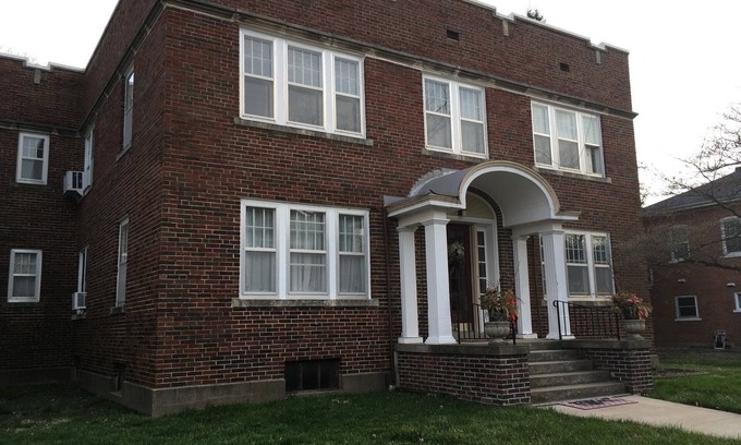 Fort Madison Apartment | 3 Blocks from the Mississippi River in the Park-To-Park Historic District.