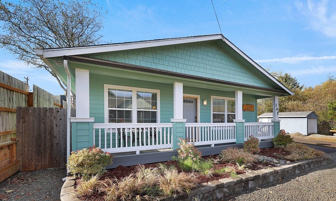 Rockaway Beach House | 3 Blocks to Downtown Rockaway Beach