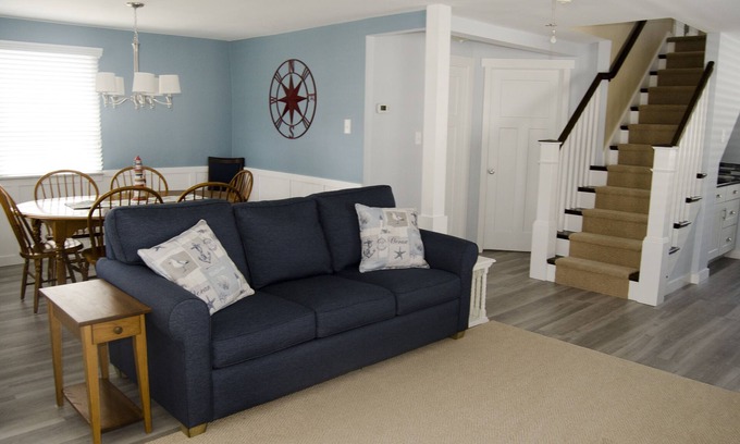 Gold Coast House | 3 Blocks to the Gold Coast Beach - Single Family Home 5 bedrooms!