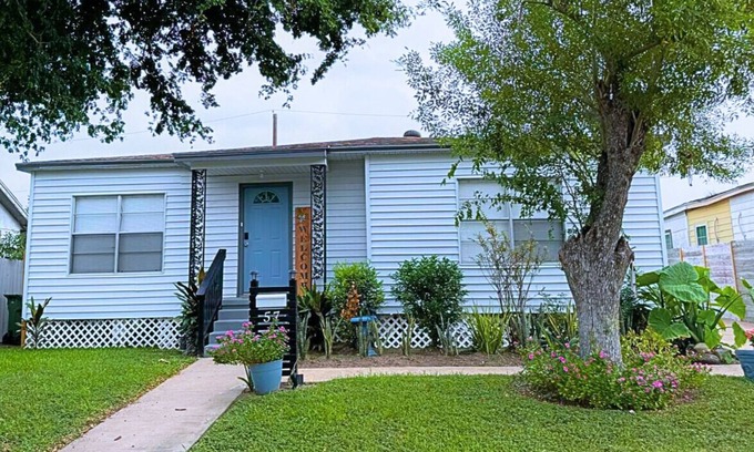 Mitte Cultural District Cottage | 3 BR 2 BA 4 bed Charming Home in Downtown Brownsville, near Zoo