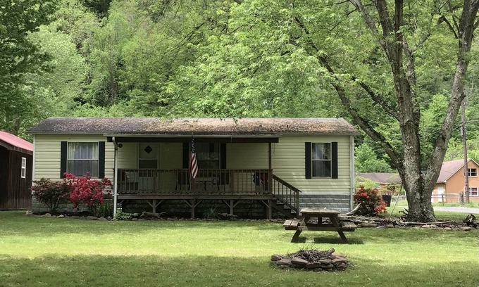 Bellepoint House | 3 BR 2 Bath house in Hinton, WV inside the New River Gorge National Park.