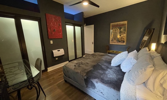 Rogers Park Apartment | 3 BR/2 BTH unit steps to the beach and close to Loyola
