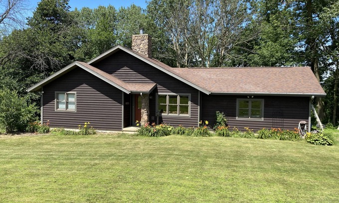 Eastman House | 3 BR 2BA Cabin Retreat in Beautiful Crawford County by the Mississippi River