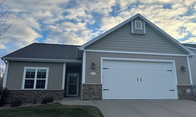 Neenah House | 3-br 3 bath 3 miles to Appleton Airport, 15 min to EAA