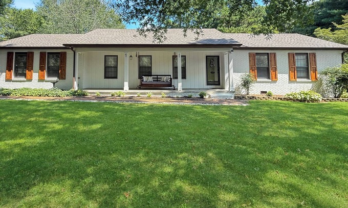 Murray House | 3-BR 8 Guests Modern Ranch on 1/2 acre