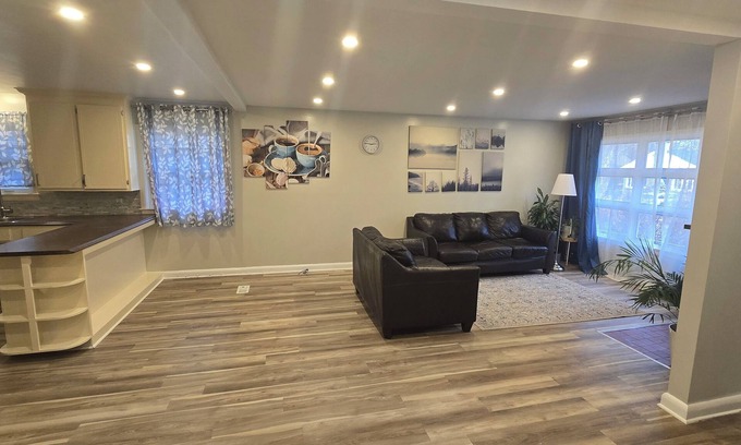 Ottawa Division House | 3 BR Bungalow Central West near Carlingwood Mall and Westboro