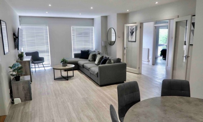 Ecclesall House | 3 BR Bungalow close to Peak District with Garden