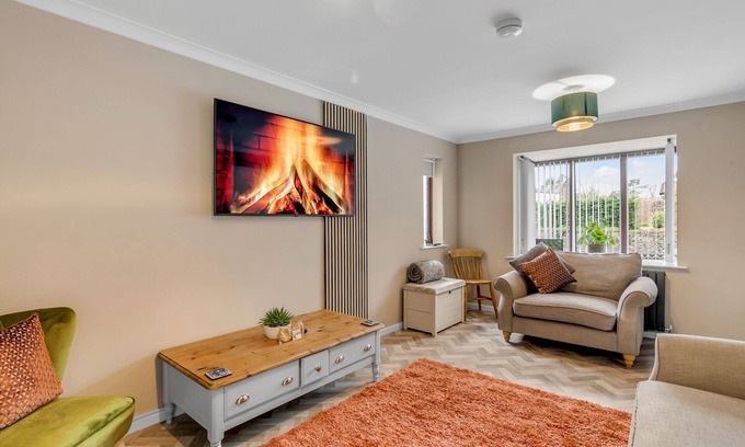 Norwich House | 3 BR Central Home | Free Parking | DartBoard