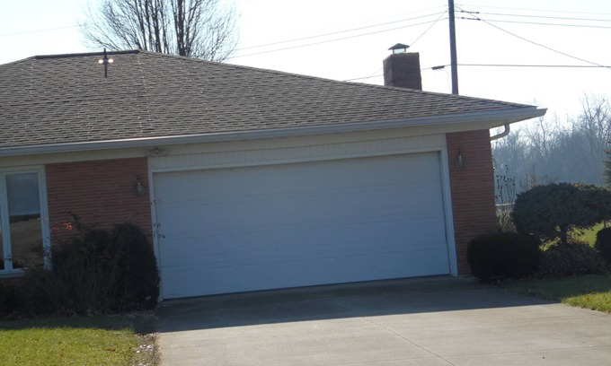 New Lisbon House | 3 br country home close to town with hot tub