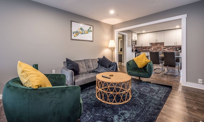 Bedford Apartment | 3 BR Cozy Chic Oasis in the hub of Bedford