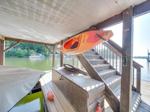 Mayhew House | 3 BR Cozy Lakefront Cottage