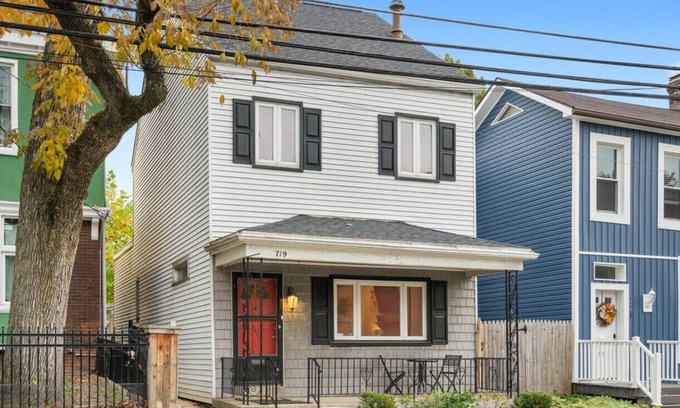 Shadyside Apartment | 3 BR home|Steps from Walnut Street w/Free parking!