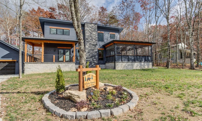 Tracy City House | 3-Br Luxury Home with Hot Tub & Arcade Games