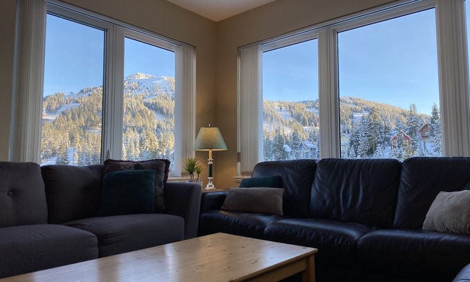 Courtenay Condo | 3 BR Mountain View Blueberry Hill Penthouse @ Mt. Washington
