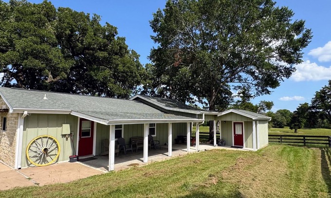 Burton House | 3-Br Nature Oasis in rolling hills of Burton, 15 minutes from Round Top