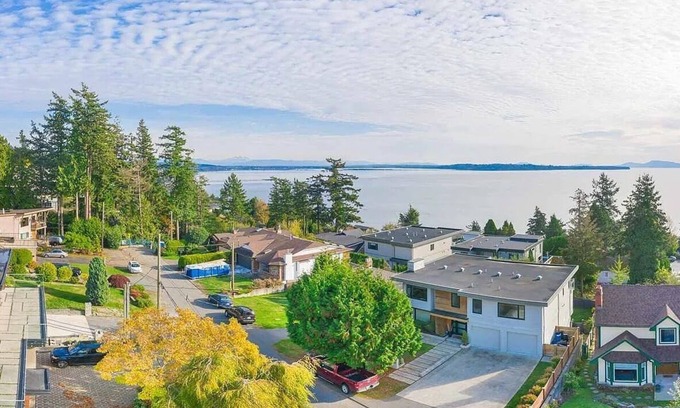 White Rock House | 3 BR Seaside Bliss-Close to the beach-OCEAN VIEW!