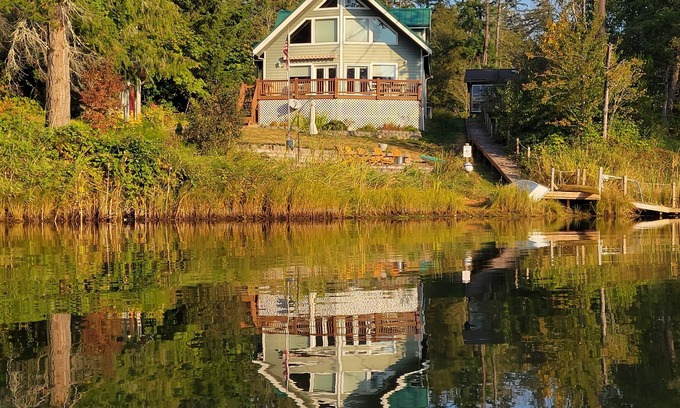 Longbranch House | 3 BR Waterfront retreat, great deck, beaches, fireplace & game room