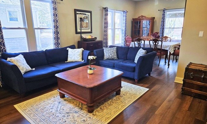 Woodstock House | 3 BR with Hot Tub & Arcade Games in DT Woodstock Square