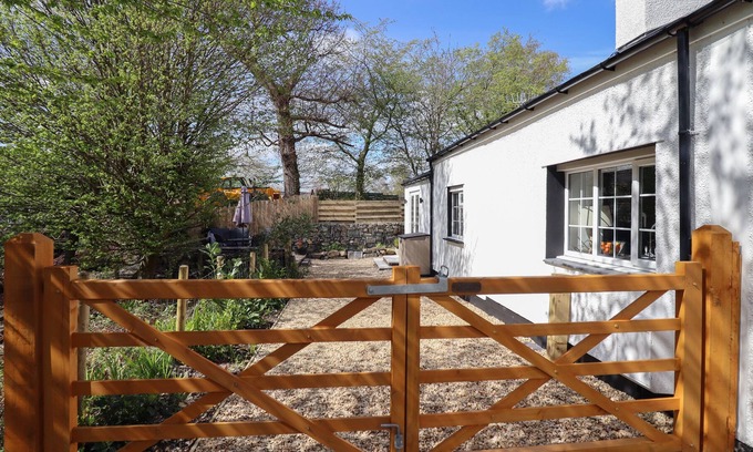 Llanberis Cottage | 3 BRYNIAU GERDDI, pet friendly, with open fire in Llanberis