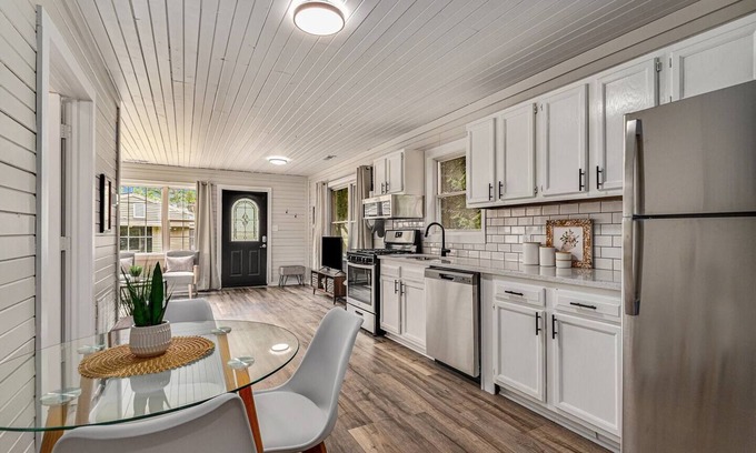 South Haven House | 3 Cabin Pkg-Pickleball Ct | Hot Tub-all yr | 2.5 Acres | Dog Friendly | Fire Pit