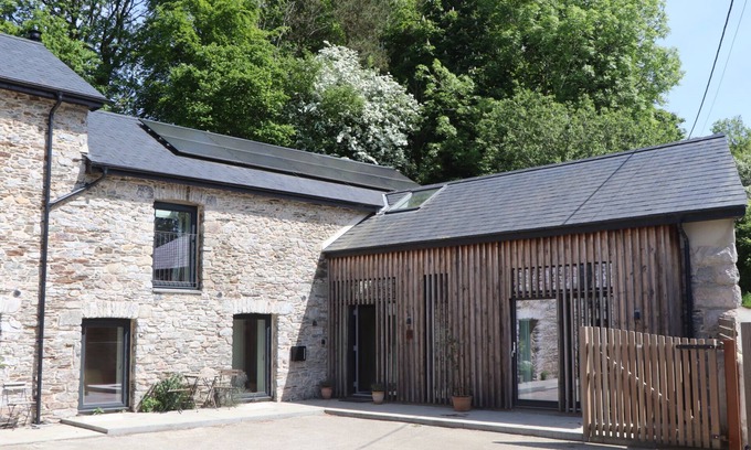Buckfastleigh Cottage | 3 CADDAFORD BARNS, family friendly, with open fire in Buckfastleigh