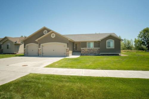 Idaho Falls House | 3 Car Garage Full Kitchen Large Backyard Smart TVs