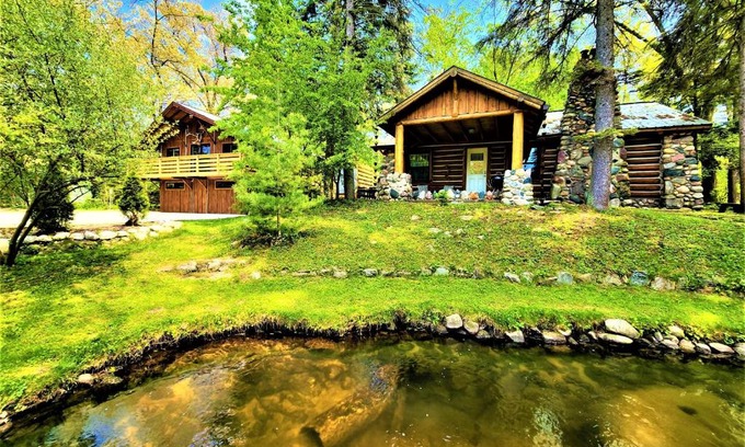 Traverse City House | 3 Cottage Exclusive Retreat-Hot Tubs-Walk to Beach